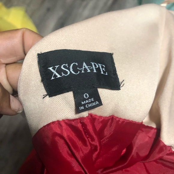 Red gown - Picture 3 of 3